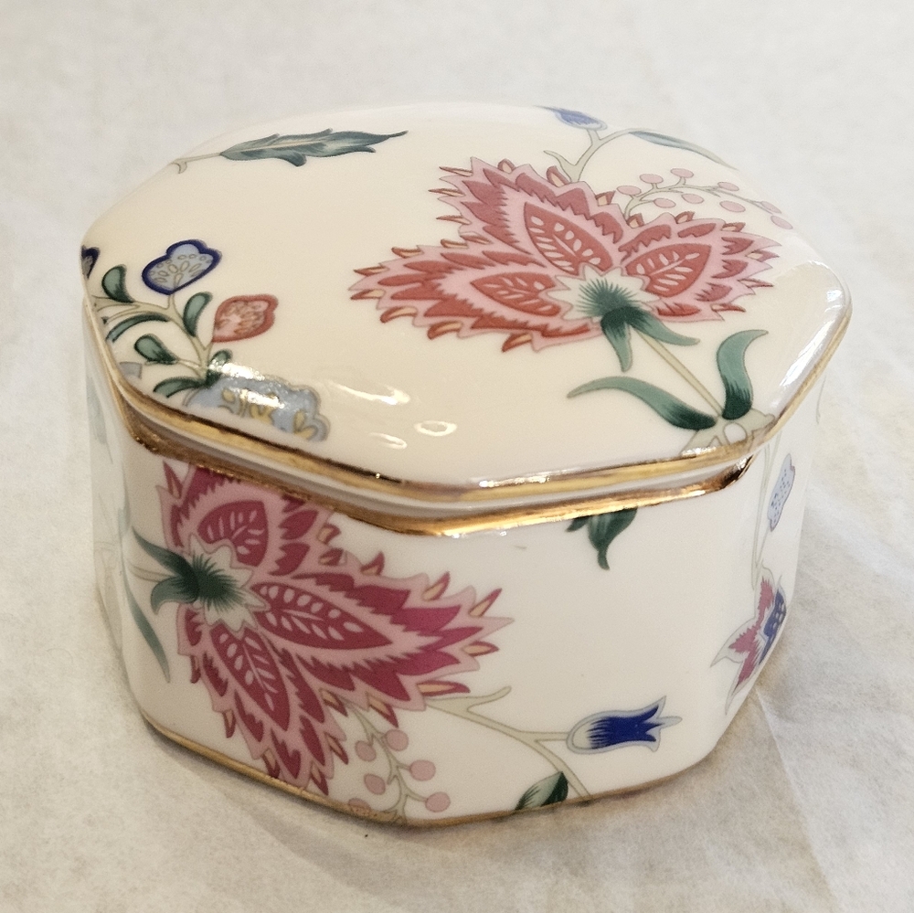 "Chatsworth" by Skye McGhie - cute little trinket dish!